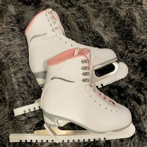 Cameo Jackson 1800 figure skates